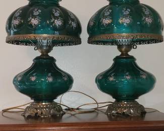 Dresser goes with full size broyhill bedroom set ,2 green glass lamps beautiful when lit