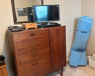 MCM Gentlemens chest