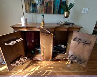 Details on entry cabinet/sideboard