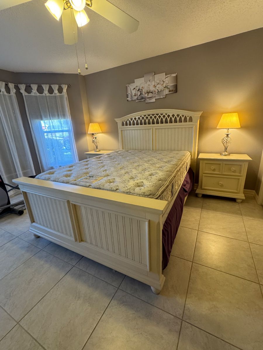 Coastal Cottage White Queen Bedroom Set
Beautiful Coastal Cottage White Queen Bedroom Set in excellent condition. Classic, clean coastal style white finish. This complete set includes:
Queen Panel Headboard & Footboard
Two (2) Matching Two-Drawer Nightstands
Full-Size Dresser
Matching Mirror
Perfect for a guest room, primary bedroom, or coastal-style home. Solid, well-made pieces with plenty of storage and a timeless cottage look.