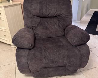 Pair of Electric Power Recliners – USB, Lumbar Support, Wall-Hugger Design
Beautiful set of two matching electric power recliners, featuring smooth power reclining, built-in USB ports, supportive lumbar adjustment, and space-saving wall-hugger technology.
Both chairs offer exceptional comfort with a refined, contemporary look—perfect for a living room, media space, or den. Clean, well-maintained, and in excellent working condition.
A premium pair of modern recliners offering luxury and convenience.