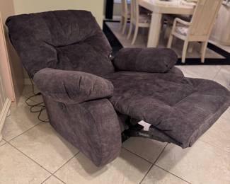 Pair of Electric Power Recliners – USB, Lumbar Support, Wall-Hugger Design
Beautiful set of two matching electric power recliners, featuring smooth power reclining, built-in USB ports, supportive lumbar adjustment, and space-saving wall-hugger technology.
Both chairs offer exceptional comfort with a refined, contemporary look—perfect for a living room, media space, or den. Clean, well-maintained, and in excellent working condition.
A premium pair of modern recliners offering luxury and convenience.
