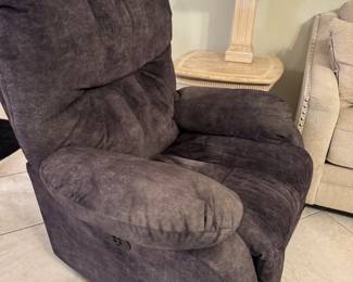 Pair of Electric Power Recliners – USB, Lumbar Support, Wall-Hugger Design
Beautiful set of two matching electric power recliners, featuring smooth power reclining, built-in USB ports, supportive lumbar adjustment, and space-saving wall-hugger technology.
Both chairs offer exceptional comfort with a refined, contemporary look—perfect for a living room, media space, or den. Clean, well-maintained, and in excellent working condition.
A premium pair of modern recliners offering luxury and convenience.