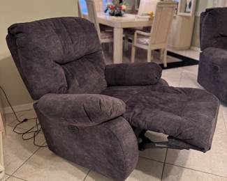Pair of Electric Power Recliners – USB, Lumbar Support, Wall-Hugger Design
Beautiful set of two matching electric power recliners, featuring smooth power reclining, built-in USB ports, supportive lumbar adjustment, and space-saving wall-hugger technology.
Both chairs offer exceptional comfort with a refined, contemporary look—perfect for a living room, media space, or den. Clean, well-maintained, and in excellent working condition.
A premium pair of modern recliners offering luxury and convenience.