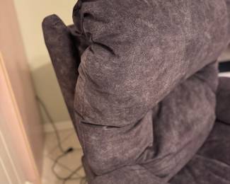 Pair of Electric Power Recliners – USB, Lumbar Support, Wall-Hugger Design
Beautiful set of two matching electric power recliners, featuring smooth power reclining, built-in USB ports, supportive lumbar adjustment, and space-saving wall-hugger technology.
Both chairs offer exceptional comfort with a refined, contemporary look—perfect for a living room, media space, or den. Clean, well-maintained, and in excellent working condition.
A premium pair of modern recliners offering luxury and convenience.