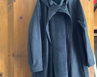 Woman’s Vintage Lined Raincoat W/Hood
Size L