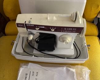 Vintage Singer Sewing Machine 
Model Merritt 3140