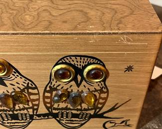 E87 - $50. Enid Collins Vintage 2 Owlets Wooden Box Purse. Missing one stone on the left owl.