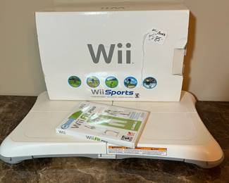 E82 - $85. Wii Bundle. Powers on and ejects!