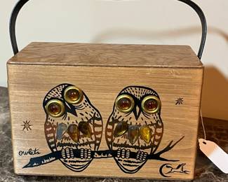 E87 - $50. Enid Collins Vintage 2 Owlets Wooden Box Purse. Missing one stone on the left owl. Measures 7.25" x 4" x 4.75".