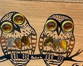 E87 - $50. Enid Collins Vintage 2 Owlets Wooden Box Purse. Missing one stone on the left owl.
