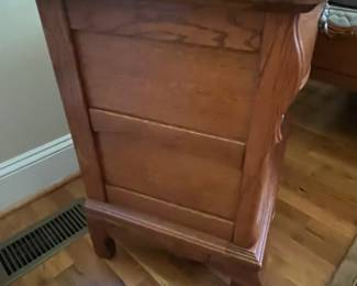 E21 - $100. Lexington Victorian Sampler Single Nightstand. Measures 26" wide x 18" deep x 26" tall.