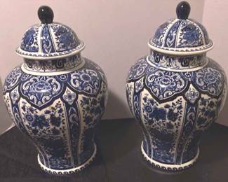 Delfts By Boch 2 Urns.webp