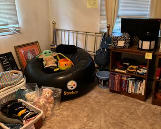 Books Brass bed Frame
Stuff Bears
Hats in basket