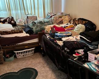 2 Twin Hospital beds
Linens 