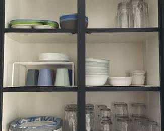 Assorted kitchen items