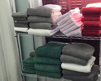 Metal shelving unit, assorted bath towels