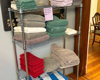 Metal shelving unit, assorted towels