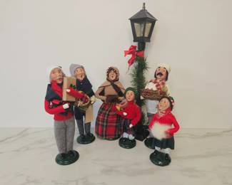 Lot 8279 Buyers Choice Carolers w Lamp Post