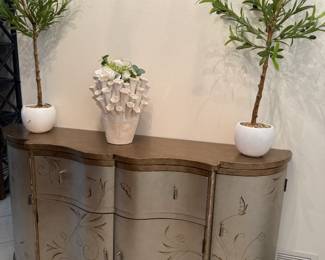 Entry cabinet