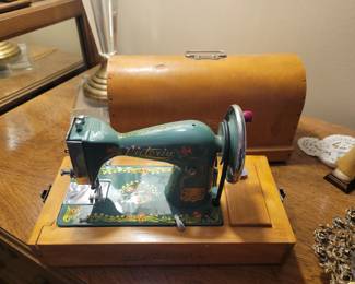 Victoria little sewing machine