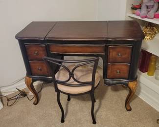 Cute vanity/jewelry keeper