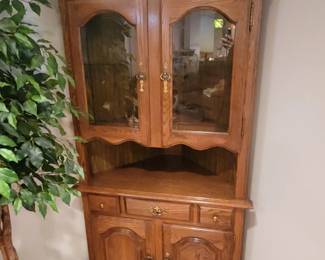 Corner cabinet