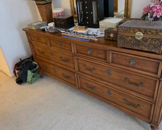Henredon 8 drawer dresser.