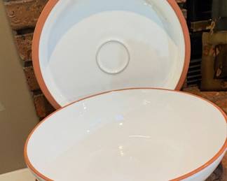 Val Do Sol large white serving bowl.
• The bowls are made in Portugal from terracotta with a white glaze on the inside.