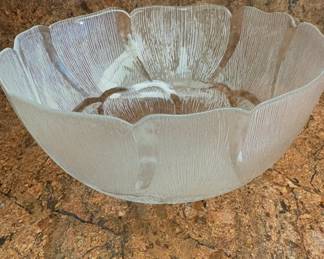 vintage Arcoroc Fleur clear pressed glass serving bowl
