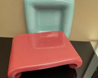 vintage Haeger Pottery ceramic pedestal display stand. (1984)