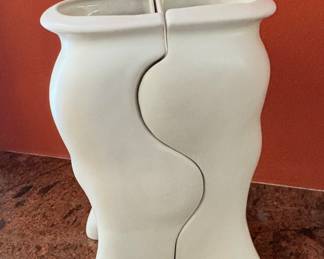 "Par de floreros" (Pair of Vases) by American artist Peter Saenger. The modernist work is made of white porcelain and is designed to fit together, creating a sculptural form.