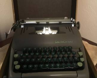 Smith Corona silent typewriter with original case. Excellent condition. 1950’s.