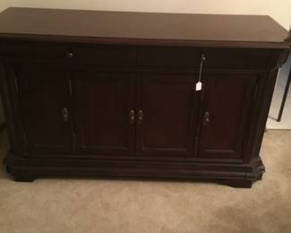 Broyhill. 59”W x 21” D x 33”H