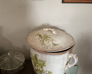 Porcelain Chamber pot with lid