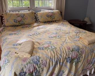 Queen bed, bedding set included