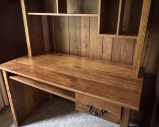 Computer desk with pullout keyboard shelf
