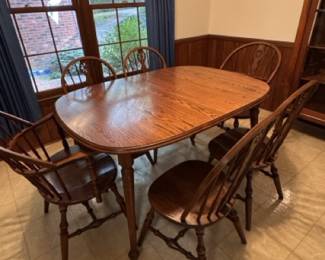 Oak dining table with 6 chairs and one leaf. Excellent condition.
