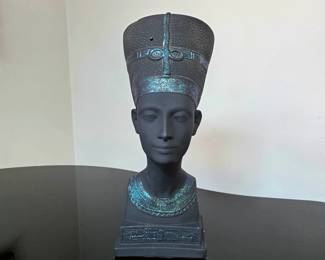 Egyptian Nefertiti statue