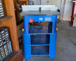 Router with full size table