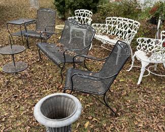 White metal lawn furniture
Black metal lawn furniture