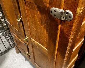 Antique ICE BOX / Oak w/ tin interior
Good Condition/ solid