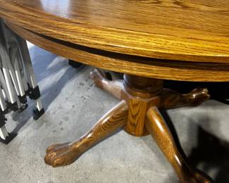 Round Oak Dining Table w/leaf
Nice condition 