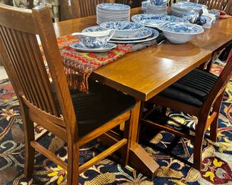 Oak Mission  Style Dining Table w/4 Chairs
Very Nice condition 