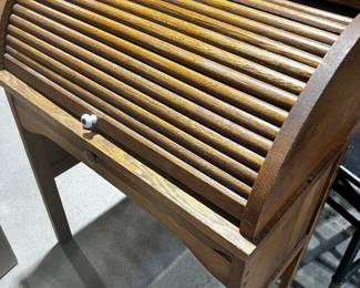 Child Size Roll Top Desk / Vintage
Excellent