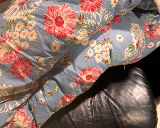 Vintage Comfortable / Floral Pattern both sides / Pretty & Good Shape / Collectible