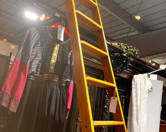 Library Ladder quality vintage
Costume Dress