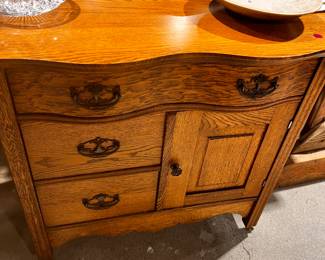 Antique Wash Stand w/Towel Bar
Nice condition 