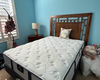 LIKE NEW Queen size Serta Perfect Sleeper mattress w/headboard