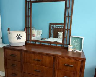 Dresser w/mirror (matches headboard)